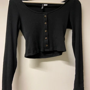 Tröja  - Enkel svart urringad tröja säljer då den inte kommer till användning