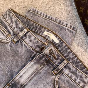 Så fina gråa jeans med detalj på rumpan!! Passar storlek 36! Modellen är lite kick-flare och passar mig perfekt som är 170 cm🥰 Jeansen är använda 2-3 gånger och är i perfekt skick, som nya! Köpte dem för 1999 kr 😘 Pris kan diskuteras vid snabb affär!