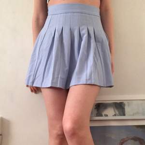 Plisserad kjol i ljusblått 🦋 blixtlås och knapp i sidan.