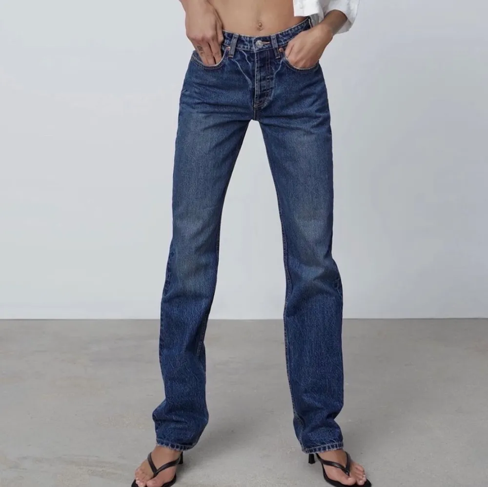 Slutsålda populära straight mid Rise jeans från zara i storlek 38 och färg mörkblå, endast testade men säljes då de är för stora på mig, de är avklippta ca 4cm längst ner men är fortfarande för långa på mig som är 164. Jeans & Byxor.