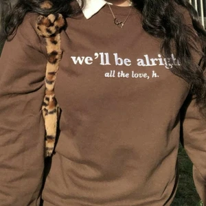 We'll be alright broderi tjockt tröja.  - Broderi tjockt tröja. Finns I olika färger ( svart, grön, blå, navy, maroon) i storlekar ( S,M, L, XL). Oanvänt. Helt ny. egengjorda/handgjorda. Pris- 500kr, fri spårbart frakt. Ni kommar får kvitto vid varje beställning. 