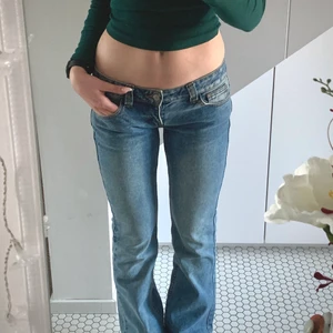 Lågmidjade jeans - Brandy Melville S - Säljer dessa lågmidjade jeans från Brandy Melville. ALDRIG ANVÄNDA! Storlek S och går enda ner till slutet av min häl. Jag är 168 lång!