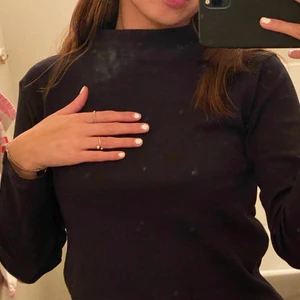 Svart långärmad tröja - En helt ny svart fin tröja som passar till allt, jag har aldrig använt den och man kan säga att det är som en kort polokrage vid halsen. Skönt material också💕