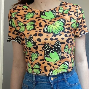 T-shirt med fjärlis tryck - Superfin enkel T-shirt med fjärils mönster, materialet har stretch i sig. Använd ett fåtal gånger, plagget är i nyskick. 
