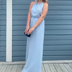 Fin ljusblå klänning med öppen rygg som passar perfekt till bal eller liknande, mycket fint skick endast använd en gång. Kan skick fler bilder