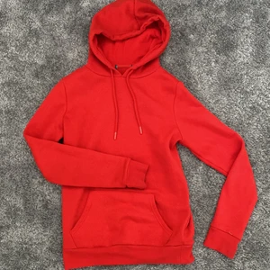 Hoodie - Röd hoodie. Lite oklart vart den kommer ifrån men tror den är ifrån NewYorker. Stl xs, sitter lite tajt på mig, jag är 158 cm lång. Den är i bra skick. Säljer den för 50kr plus frakt.