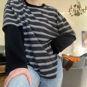 Randig tröja - Säljer denna riktigt coola tröja då jag tröttnat på den. Det är en t-shirt med en insydd långärmad tröja i❤️❤️ Sjukt snygg och bra skick! (Köparen står för frakt) Skriv för fler bilder!