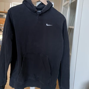 Adidas-hoodie  - Säljer Nike-hoodie i en stentvättad färg med Nike logga på bröstet. Köparen står för frakt 📦 