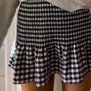 Hm kjol - Wow va snygg denna kjol från hm är till bruna ben, perfekt till sommaren😍😭 knappt använd, men såå snygg! (lånad bild, skriv för egna!)