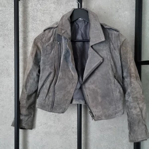 Jacka mocka/läder - Mockajacka från Monki. Croppad, två fickor. Tyvärr fläck under kragen, missfärgad ärm därav priset. Se bild. 