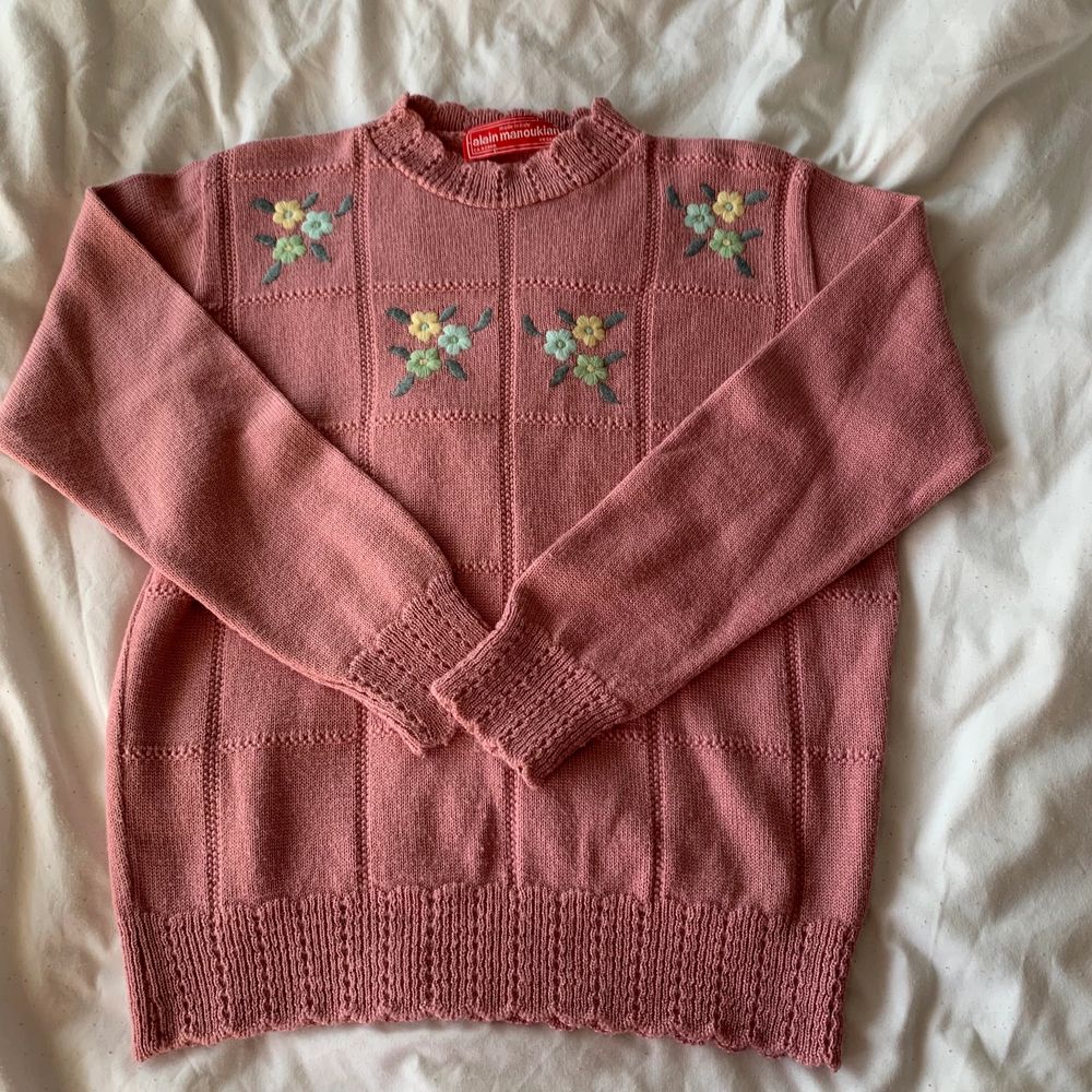 super adorable and cute vintage italian designer pastel pink floral pullover sweater/jumper by alain manoukian. has adorable pastel blue, green, and yellow embroidered flowers and scalloped hems (sleeves, waist, collar).  fits a size s/m. in perfect condition. i bought this in a vintage store (80s/90s section) and fell in love with it, but it’s just not an item i reach for often. has no snags, flaws, or faults at all. such a cute item that i would love to go to a loving home! ☺️💗. Tröjor & Koftor.