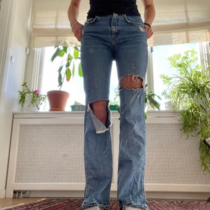 Trendiga jeans storlek 36 - Säljer Pull and Bear jeans i fint skick. Köptes för ca ett år sedan❤️. Slutsålda överallt. Sitter bra på mig i längden som är 170cm lång. Nypris 600kr.