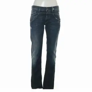 low waist jeans från sellpy!! lite slitningar i ändena av bägge byxbenen.