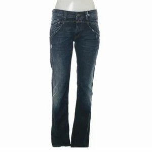 low waist jeans - low waist jeans från sellpy!! lite slitningar i ändena av bägge byxbenen.