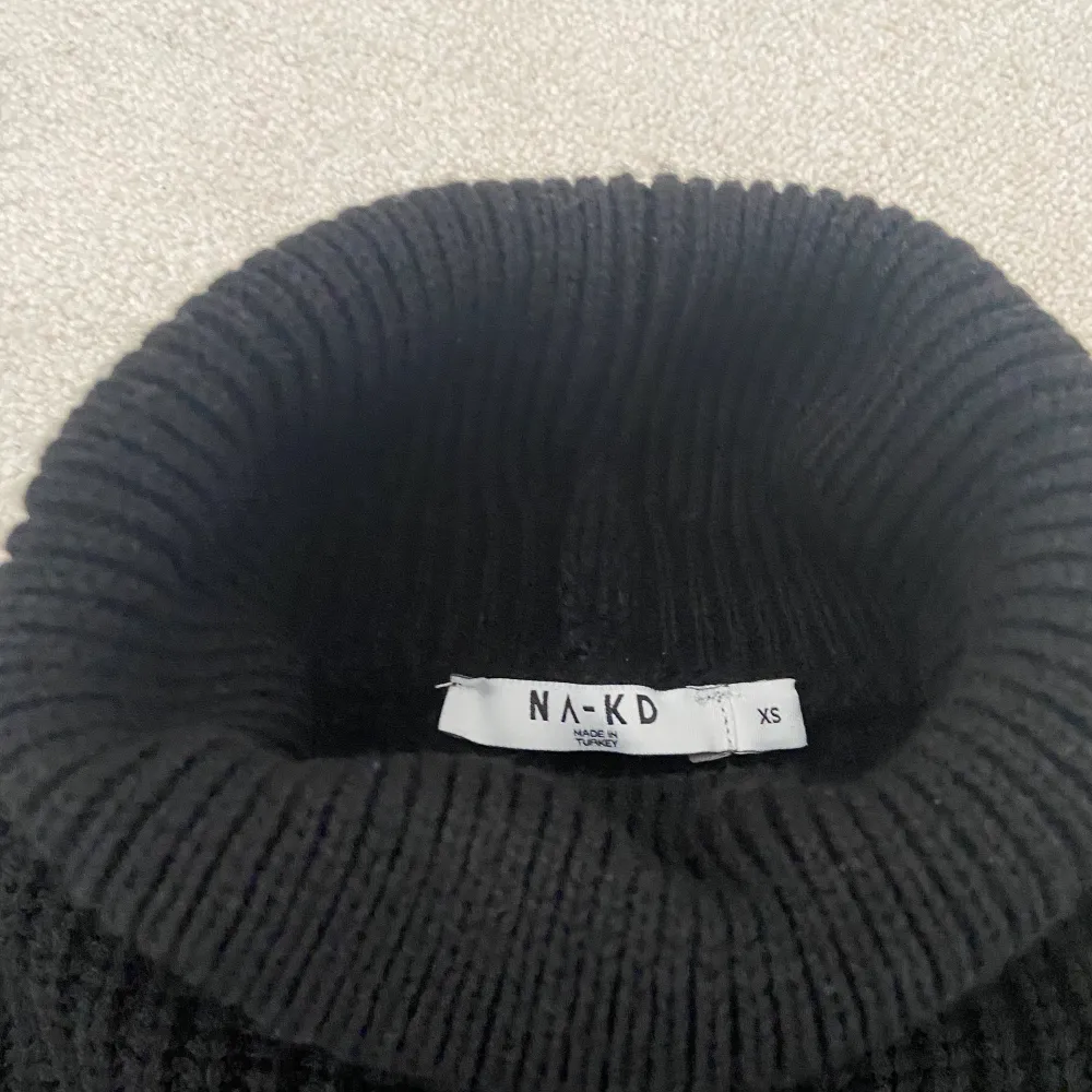 Säljer denna svarta stickade polotröjan från NAKD då den inte kommit till användning, den är i fint skick💓. Stickat.