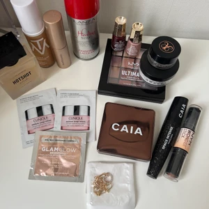Blandat  - Säljer återigen OTROLIGT mycket produkter från olika varumärken. 1. Lanza styling spray 2. två st foundations (make the make & bareminerals) . 3. NYX palette, NYX contour “penna”, anastacia translucent powder & dip brow (medium brown). 4. Caia’s bronzer palette,antiqua och deras space intense mascara. 5. Linn Alhborg’s hot shot parfym. 6. Nagellack. 7. TEST krämer (ej använda) från clinique och ett annat okänt märke. Den sista är ett guld halsband. ALLT detta för 195 kr + frakt! Skriv för intres