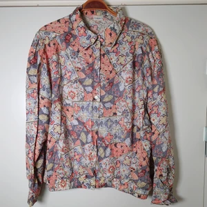 Vintageblus - Tunn vintageblus/skjorta med muddar i kanterna. Storleken är som en L, men funkar fint även på mindre🌱