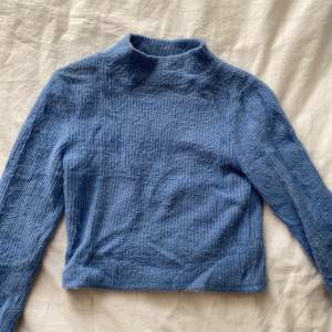 Superfin blå tröja från zara med en lite högre krage💕💕 tröjan är lite mer croppad och i storlek S💕💕 (köpare står för frakt)💕