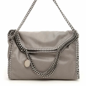 Stella McCartney väska - Intressekoll på min gråa Stella McCartney väska! Okej fint skick men används inte för jag har inte behov av en större väska. Nypris ca 9000kr