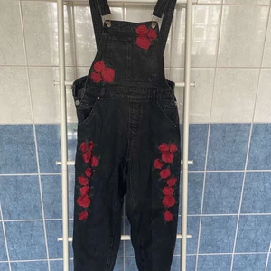 Hängselbyxor st S - Hängselbyxor i mörkgrå/tvättad svart, stl S. Passar längmässigt mig som är 165 cm lång 