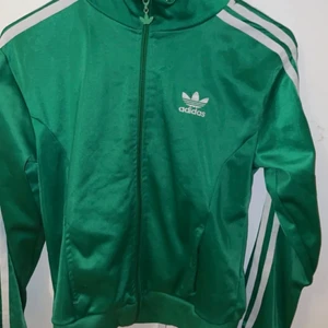Adidas dress  - Säljer denna vintage adidas dress! Köpte på plick men tyckte inte att den passade mig tyvärr. JACKAN SÅLD 