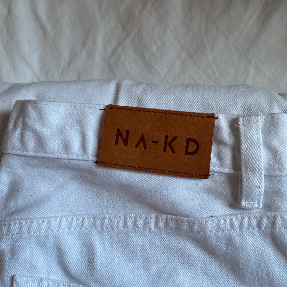 Helt fläckfria vita jeans från NAKD, inte exakt den modellen på bilden men liknande då jag köpte för cirka 2 år sedan. Jätte fina och bra kvalite men jag får tyvärr ingen användning för dem💖. Jeans & Byxor.