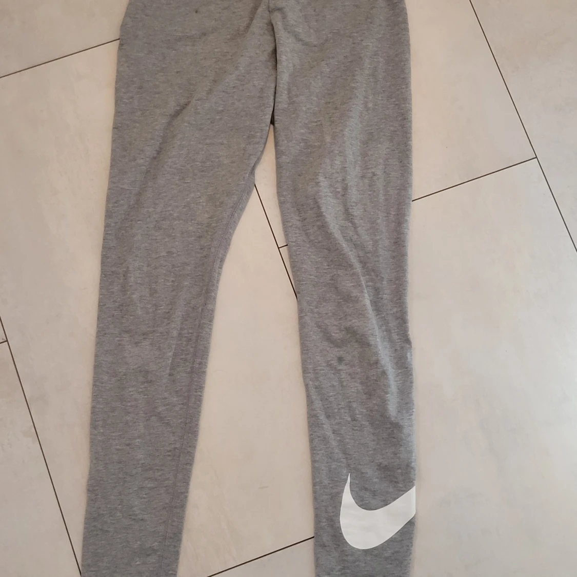 Nike gråa träningsbyxor/tights - 90