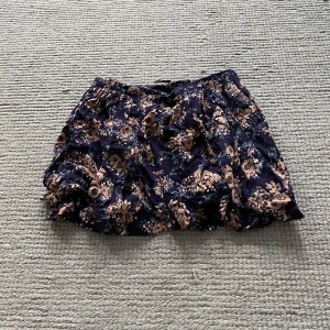 Sommarkjol från Massimo Dutti - Kjol med gulligt blommigt mönster från Massimo Dutti. Väldigt fint skick.