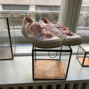 Ljusrosa Superga sneakers - Sneakers i ljusrosa från Superga. Fint skick.