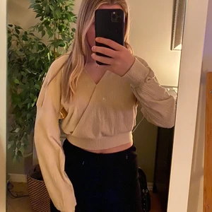 Gina Tricot, topp strl S - En beige v ringad croppad topp med långa armar. Använt en gång sen innan, så den är som ny. 💗