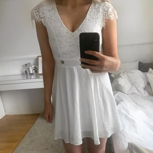 Studentklänning - Säljer min gamla konfirmationsklänning, från Bubbleroom. Endast använd en gång, så är i fint skick! Strl XS men passar förmodligen på en S utan problem! Skriv vid fler frågor eller fler bilder!🥰🥰