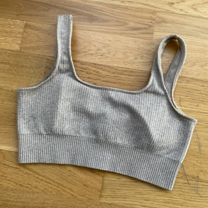 Aimn sport bh - Ljus beige/brun sport bh från Aimn. Använd fåtal gånger 