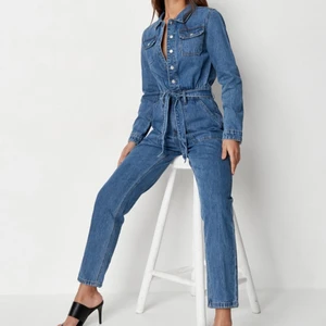 Jumpsuit i jeans från missguided tall - Jeans jumpsuit från missguided tall i storlek 10 motsvarar 38. Använd fåtal gånger finfint skick. Köpt på Missguided för 499:- säljer för 275 plus frakt. Pris kan diskuteras 🥰
