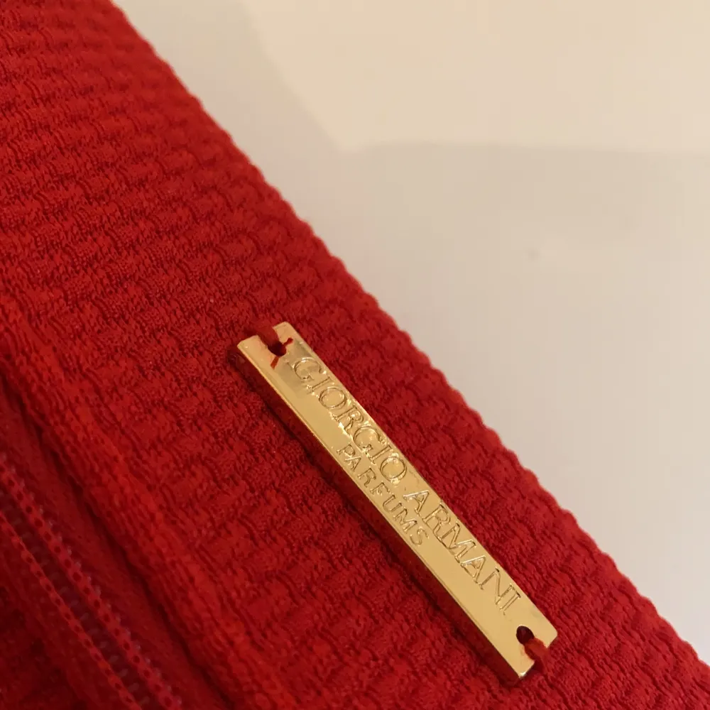 En röd Giorgio Armani väska! ÄKTA SÅKLART!😍 Säljs för att jag inte använder. En Underbar röd rosig färg🌹. Väskor.
