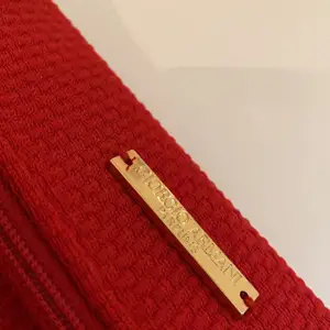 En röd Giorgio Armani väska! ÄKTA SÅKLART!😍 Säljs för att jag inte använder. En Underbar röd rosig färg🌹