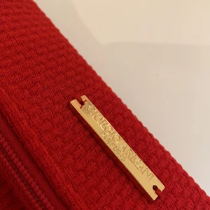 Märkes Väska🔥❤️🌹 - En röd Giorgio Armani väska! ÄKTA SÅKLART!😍 Säljs för att jag inte använder. En Underbar röd rosig färg🌹