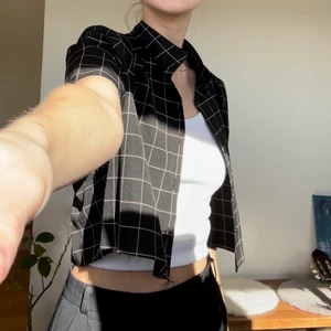 Oscar of sweden skjorta strl 34 - Svart & vit rutig skjorta, skjortan är är inte i originalskick då den är sjysterad hemma. Fint skick, lite fransig i kanterna. Personen på bilderna är 167cm lång