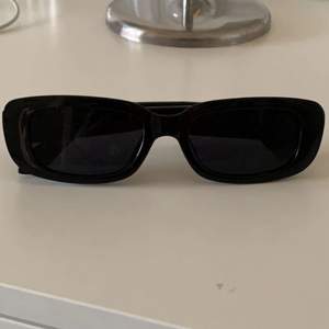 Säljer mina svarta solglasögon ifrån HM, jag köpte dom förra året men dom är knappt använda och ser ut som nya.