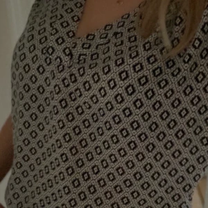 Super fin blus - Säljer min blus som jag köpte på H&M för 199kr! Använd ca 3 gånger men är i nytt skick. Säljer för 100kr🤍🤍✨✨Super fint mönster och jättefin till våren! 🌸🌸Skriv för frågor eller fler bilder! Köparen står för frakt eller så kan jag mötas upp i Stockholm😍