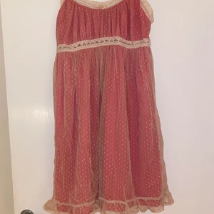 Y2k klänning - Sååå fin klänning i lite y2k stil. Helt oanvänd från Urban outfitters nypris var 550 kronor och köpte förra sommaren men inte tyckt den va riktigt min stil tyvärr:/ strl M men passar från XS-L då den är stretchig!