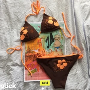 2000-tals bikini 🤎 - Superfin bikini som jag köpte här på Plick förra året (bilderna är lånade därifrån) men som tyvärr är lite liten på mig. Därav säljer jag nu vidare den. Budgivning vid flera intresserade. Köparen står för ev. frakt💘 