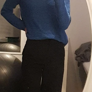 Stickad tröja  - Säljer en jätte fin blå stickad tröja i storlek M💜