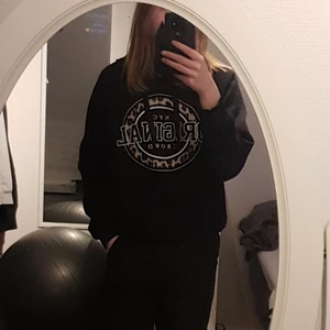 Hoodie - Jätte fin svart hoodie med tryck från gina tricot. Den är i nyskick och i storlek M💕