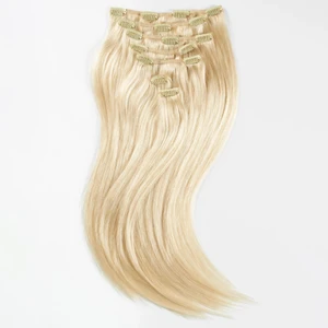 Löshår 50cm - Kollar intresse på mitt löshår från rapunzel. Färgen heter 7.8 Strawberry blonde. 7 delar med clips. 50cm långt. Använt max 4 gånger, tvättat en gång och stylat med värme en gång. I princip nyskick. Självklart äkta hår så går att styla och färga om man vill. Köpt för 1500. Säljer eftersom det inte längre passar mitt hår🥲 Skickar fler bilder/kvitto privat