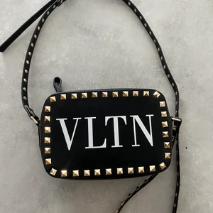 Valentino väska - Säljer min valentino rockstud crossbody väska 💘 I bra skick utan några tydliga skavanker över huvudtaget. Säljer eftersom jag vill köpa en annan väska 🥰 Köpt för ca 9500 kr på valentinobutiken i Köpenhamn. Är öppen för att byta om någon har en annan märkesväska jag faller för 💕 Postar spårbart!