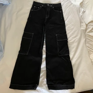 WEEKDAY WORKING PANTS - Säljer dessa mjuka jeans i working pants-stil! Mycket bra skick! Storlek 34/xs. Midjan är ca 80 cm och längden för innerben är 73 cm.