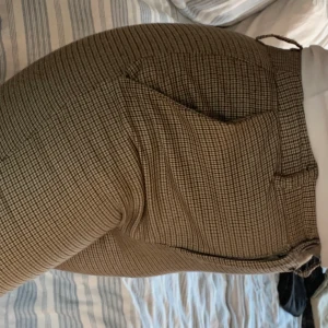 Rutiga kostymbyxor  - Fina rutiga kostymbyxor från Na-Kd i fint skick, lite noppriga men inget man ser🤗 är 165 cm lång på bilderna 