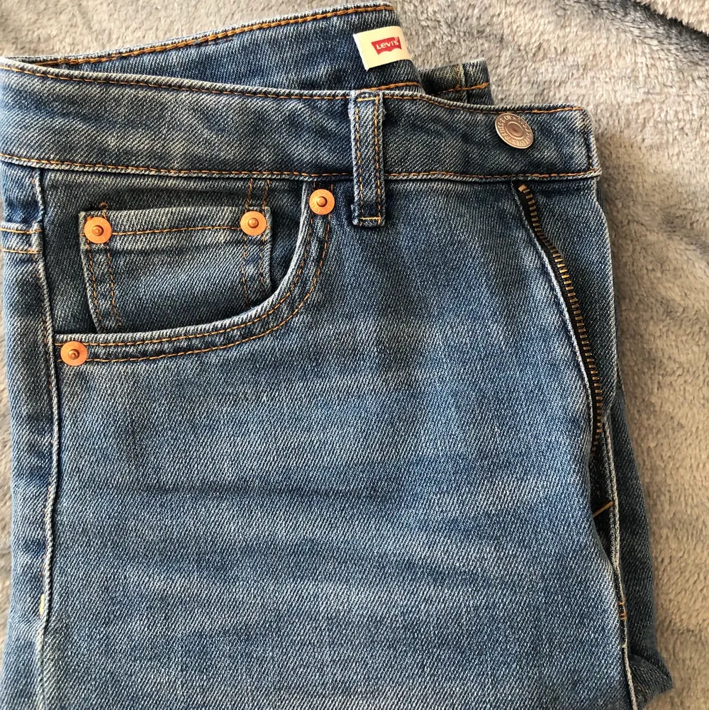Levis jeans!! Storlek: 32 (egentligen 170cm) och de är ganska stretchiga och väldigt sköna att ha på sig. Längden är 165cm ungefär 💕🙌🏻  Nypriset är 750kr och jag säljer för 200kr plus frakten 66kr💕. Jeans & Byxor.