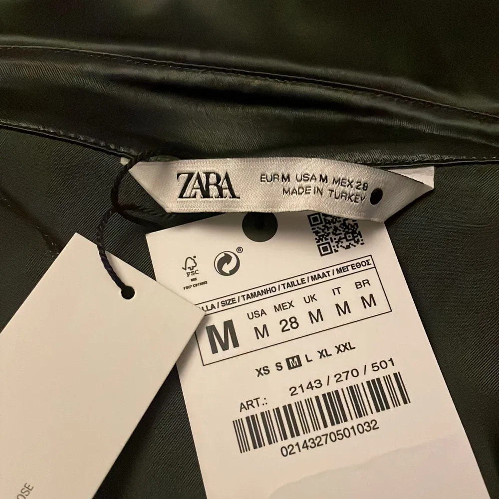 Säljer denna skitfina skjorta från Zara i storlek M. Den är väldigt liten i storleken, har själv M i vanliga fall men fick knappt på mig denna så den är snarare en S! Köpte den för 399kr. Skjortor.
