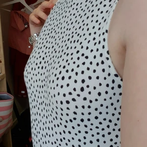 Body, H&M, stl S - En svart och vit body från H&M, stl. S